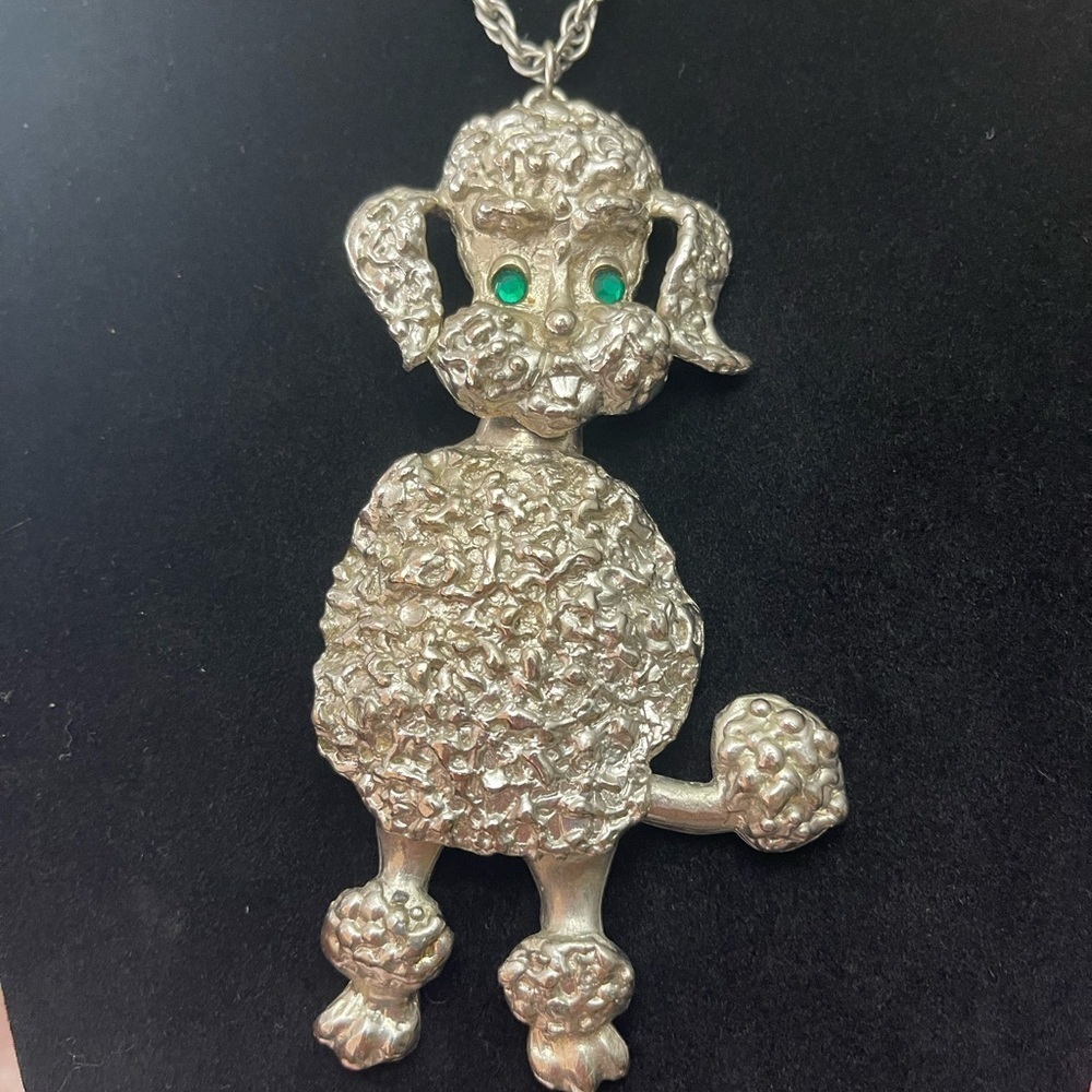 🐩 1950s Vintage Poodle Articulate Pendant Necklace Silver with Green Gem…​​ - Picture 4 of 11